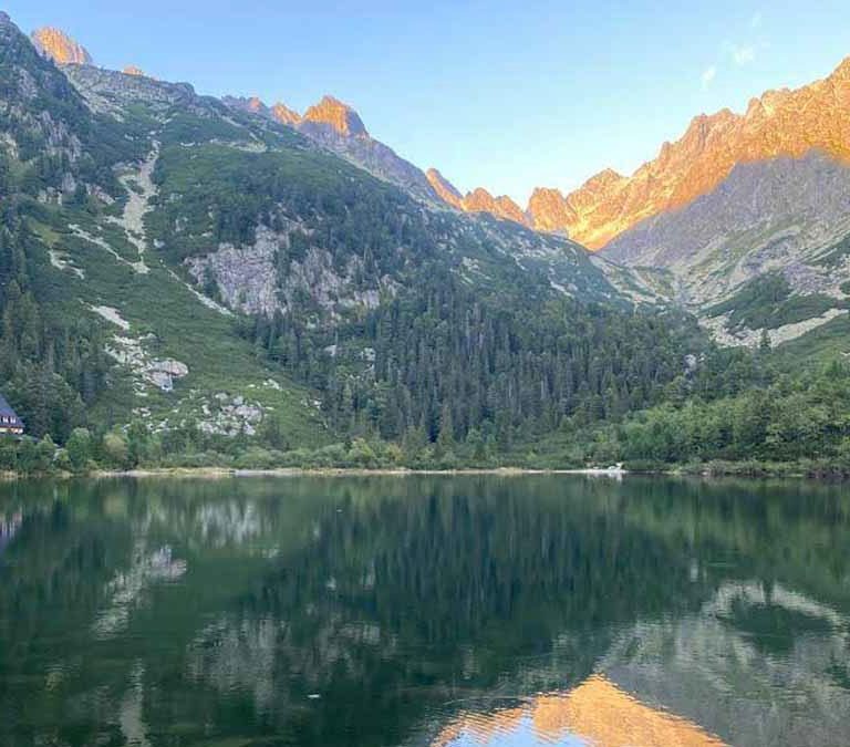 Popradské pleso s odrazom hôr na hladine