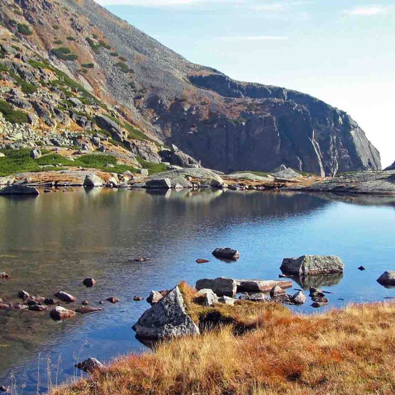 Pleso s nadmorskou výškou 1811 m n. m. leží nad vodopádom Skok