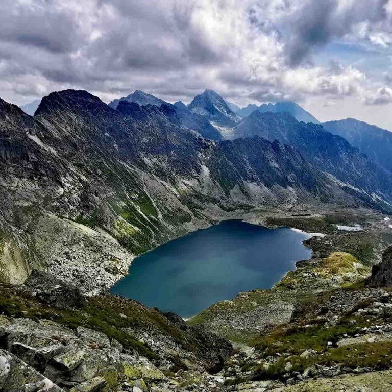 Temnosmrečinské plesá poznáme dve, Nižné a Vyšné. Obe sa nachádzajú v najvyššie položenej časti Kôprovej doliny