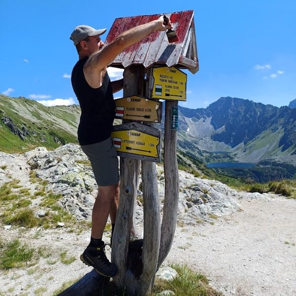 Opravu potrebovali aj niektoré turistické značky na chodníkoch