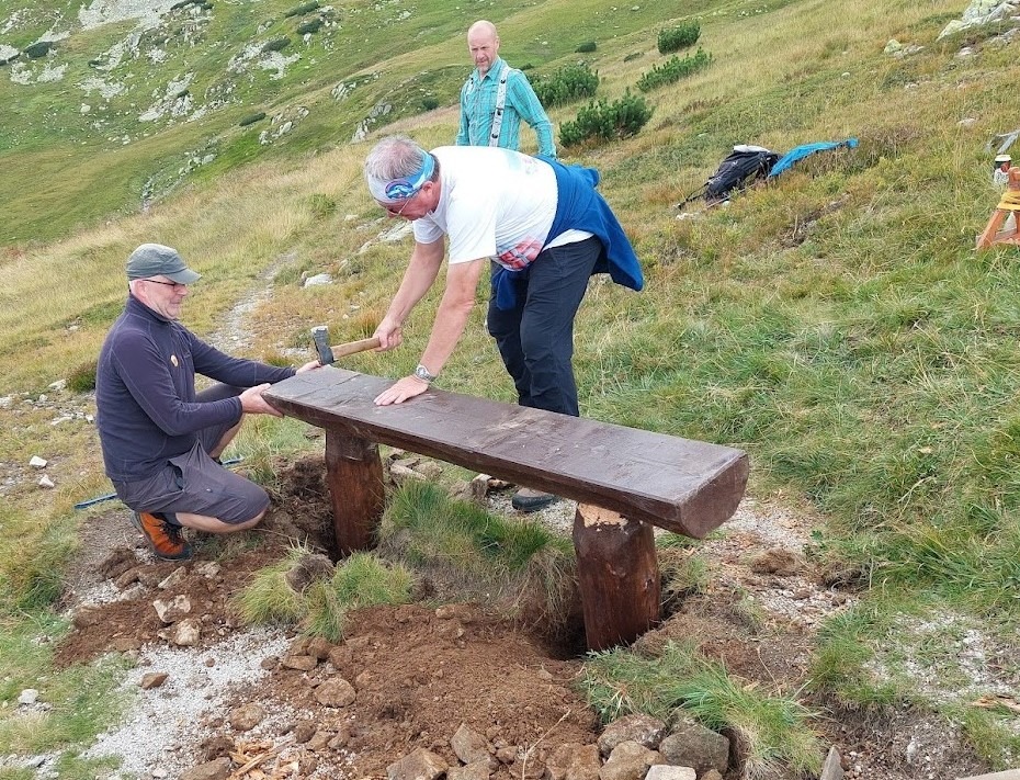 Dobrovoľníci sa pri opravách sústredili aj na lavičky