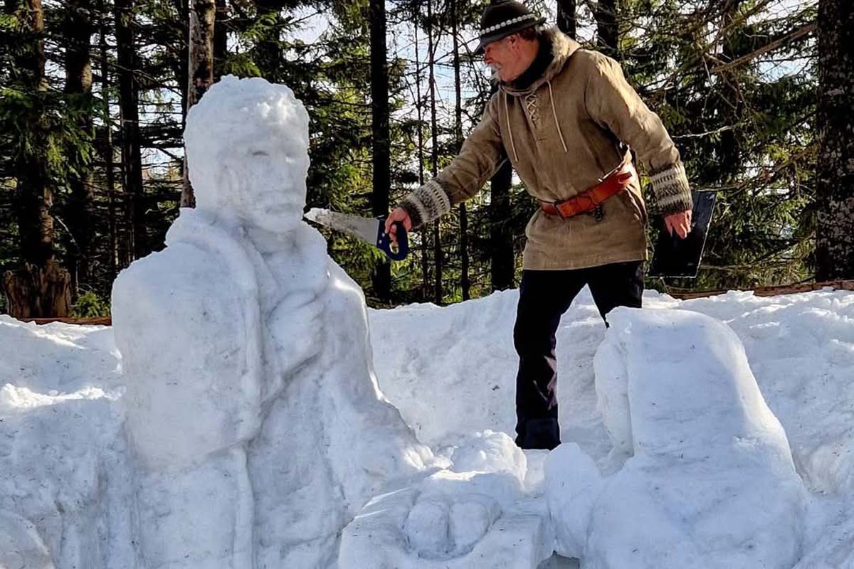 Peter Petras pri svojom betleheme. Autor titulnej fotografie: Vladislav Syč.